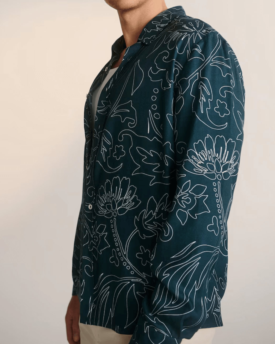 Winterhemd "Natureblues" aus 100% Ecovero getragen von einem Mann seitlich
