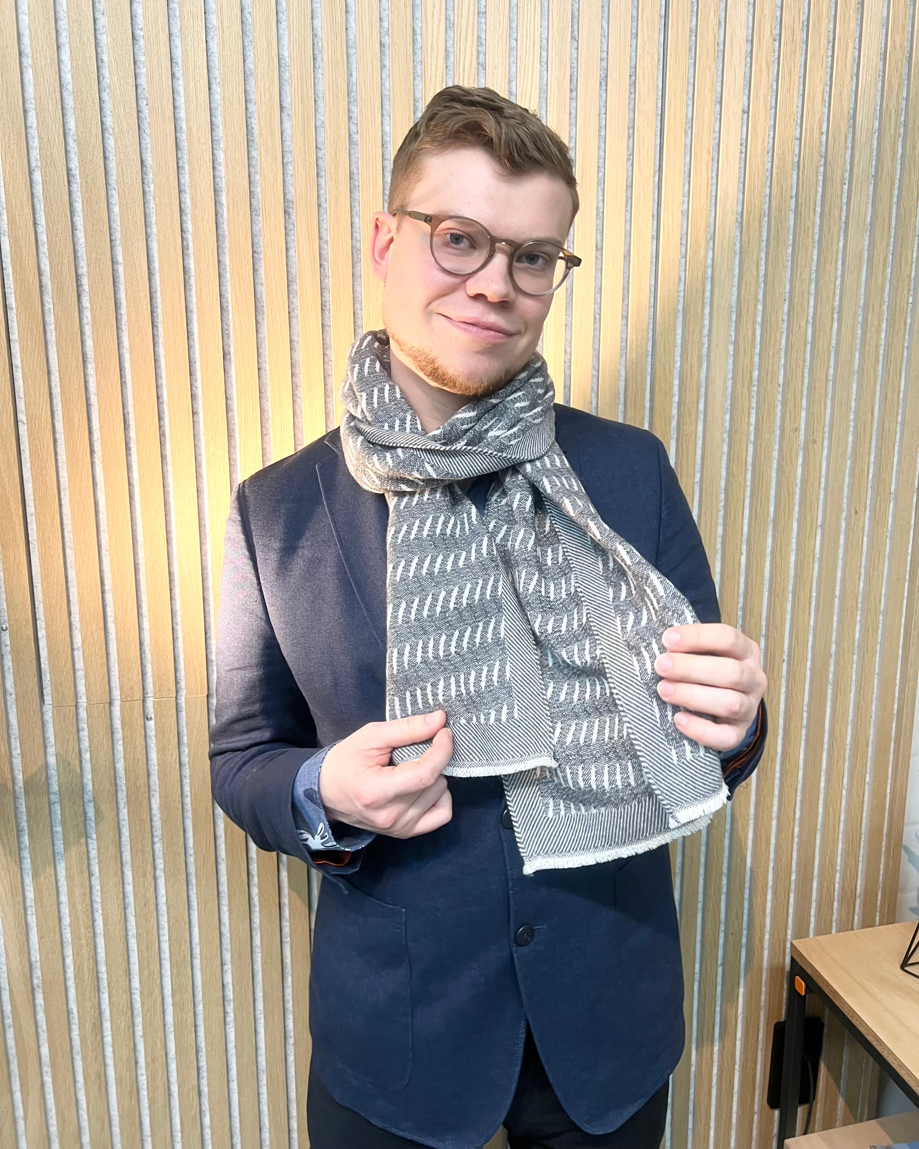Strukturschal "Soil grey" aus Schurwolle und Kaschmir getragen von einem jungen Mann und präsentiert