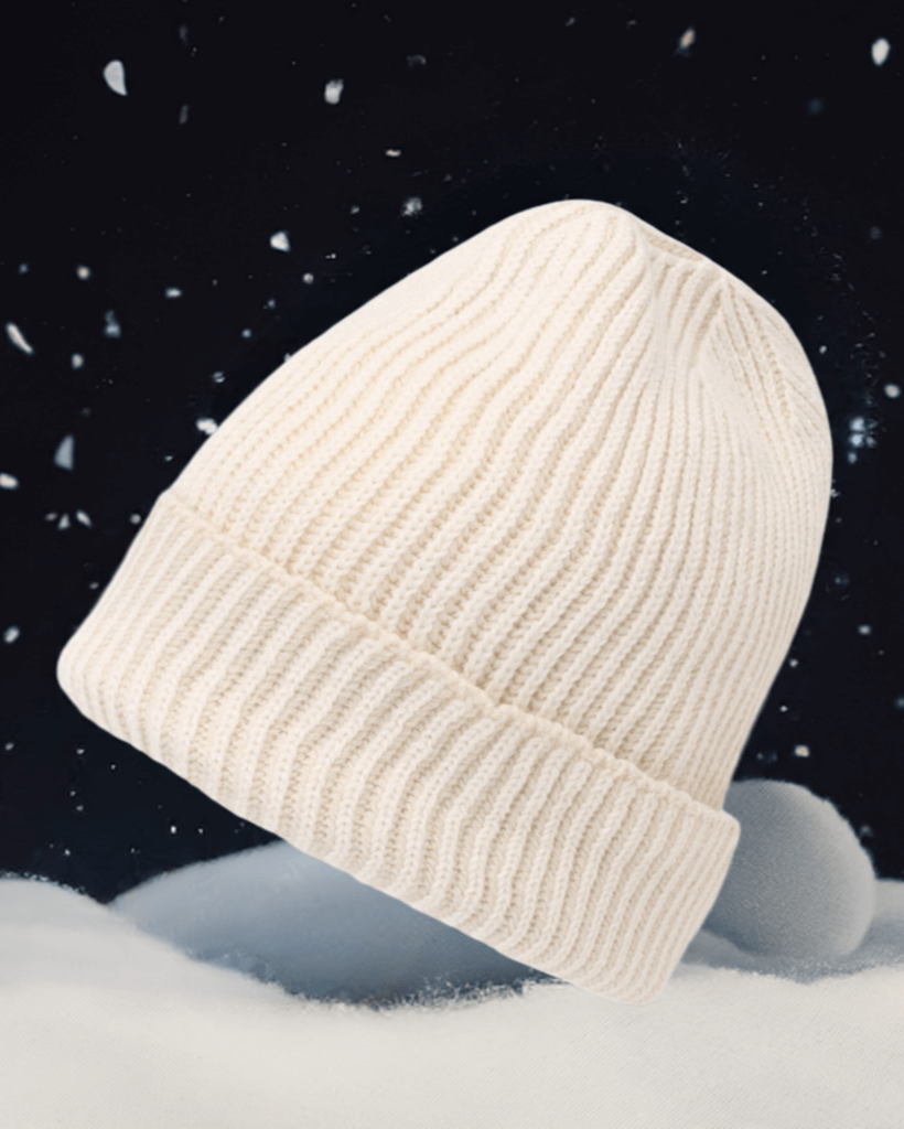 Beanie-Wollmütze schneeweiss mit dunklem Hintergrund