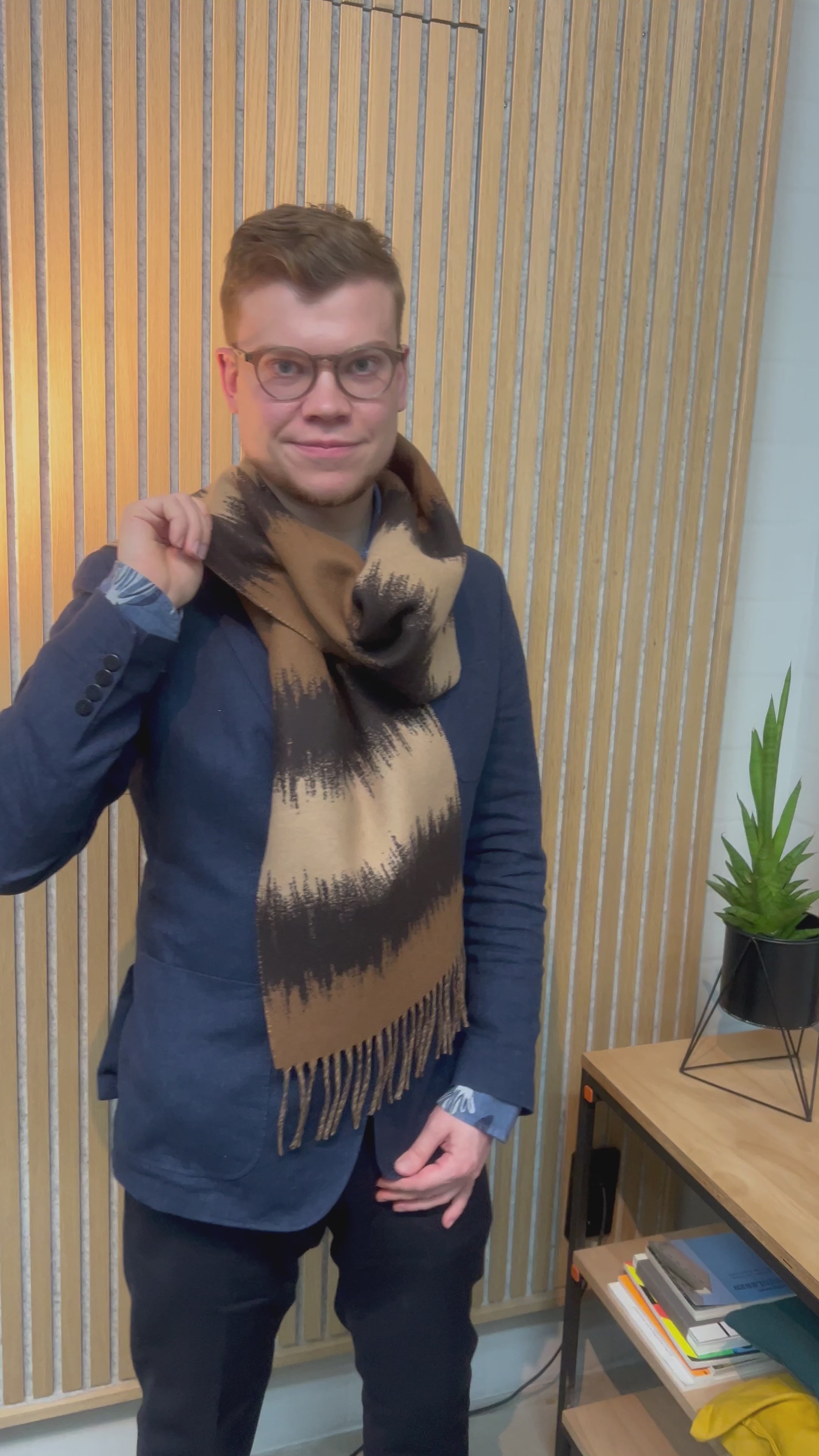 kurzes Video Schal "Forest duff" aus Schurwolle und Kaschmir getragen