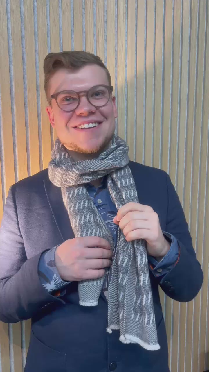 Strukturschal "Soil grey" aus Schurwolle und Kaschmir getragen von einem jungen Mann